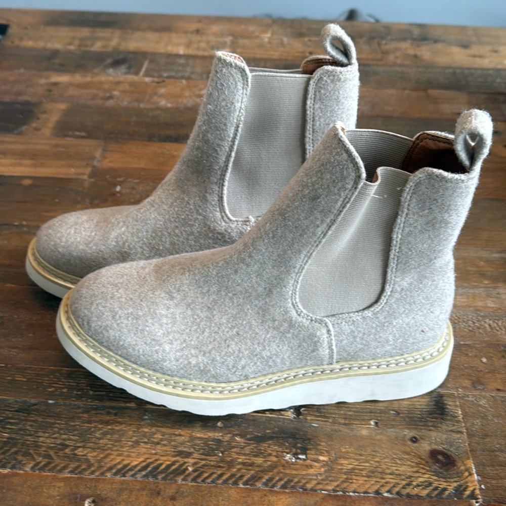 Universal Thread Beige Chelsea Ankle Boots